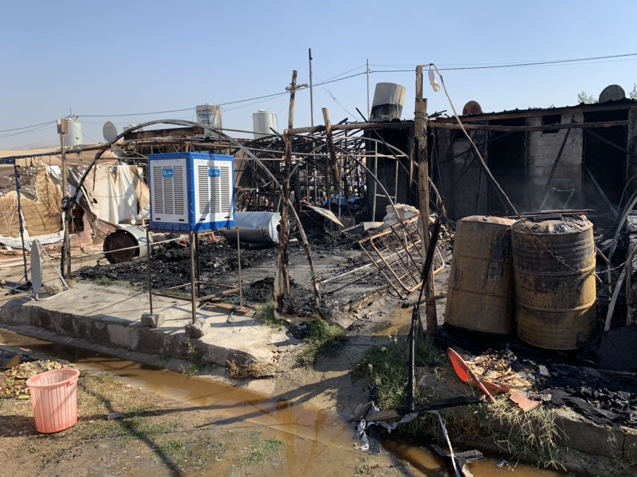 اندلعت النيران في مخيم شامشكو، الذي اُنشئ عام 2015، ويقطن فيه نحو خمسة آلاف من النازحين الايزيديين ومعظمهم من سنجار